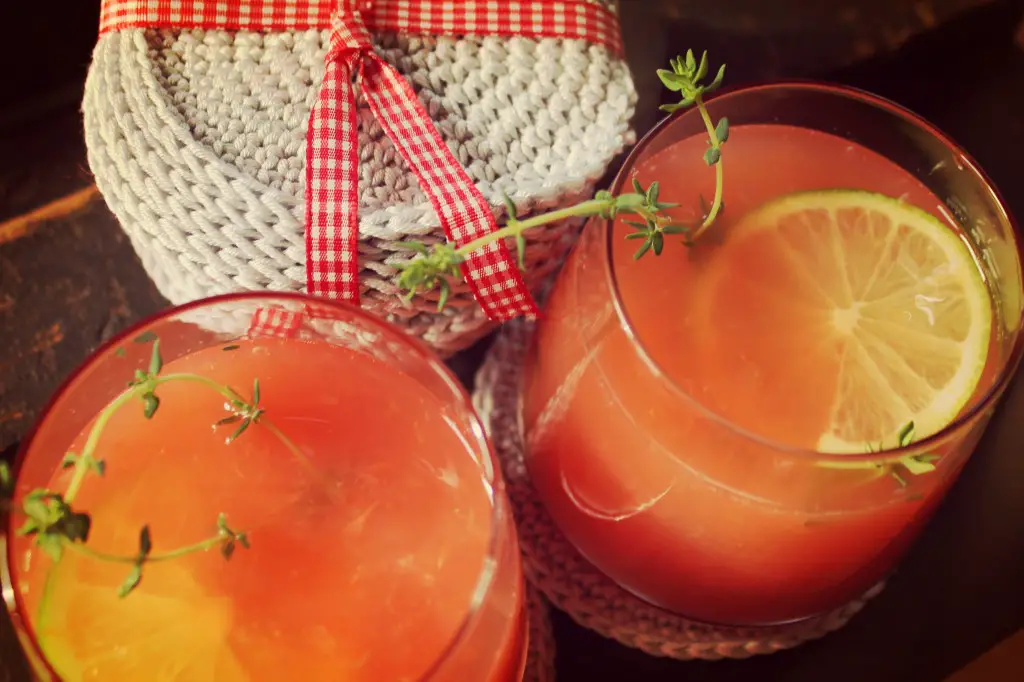Grapefruit-Rhabarber-Cocktail mit Thymian