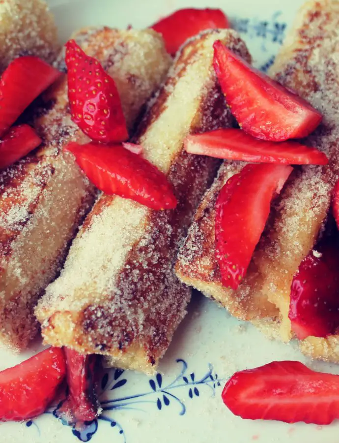 French Toast-Roll ups mit Erdbeeren