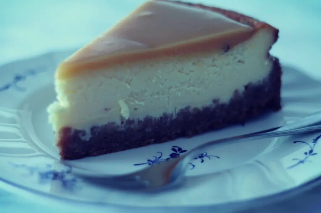 Cheesecake mit weißer Schokolade und Caramel
