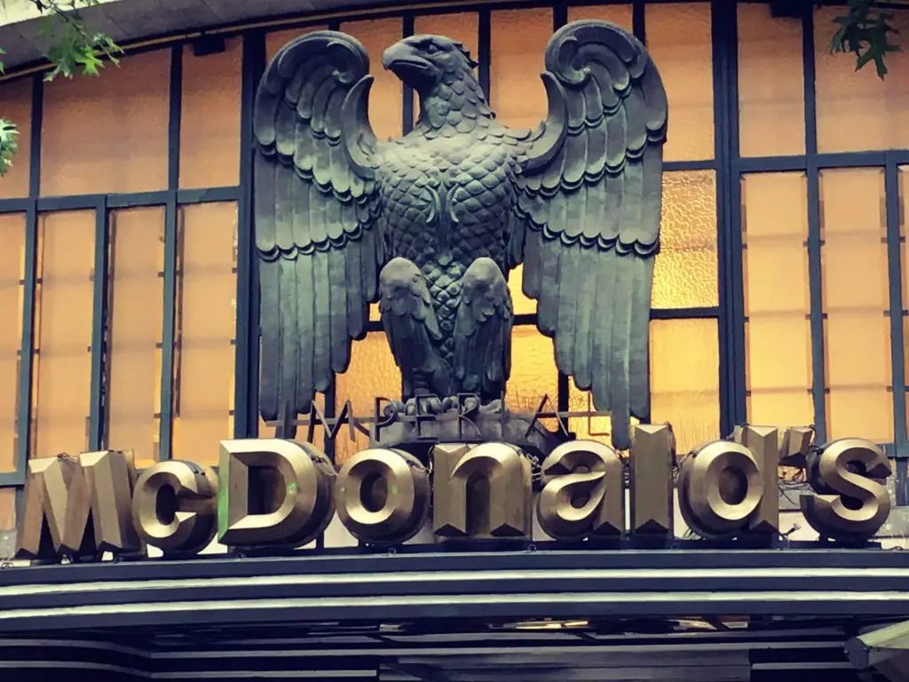 Die Fassade des McDonald in Porto