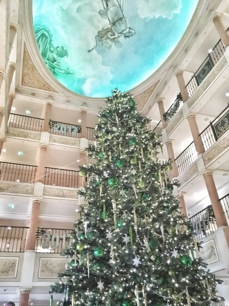 Riesiger Weihnachtsbaum im Foyer des Hotels Colosseo