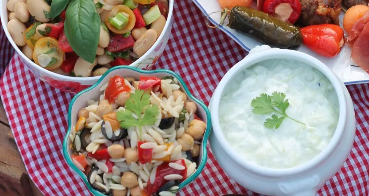 Kritharaki-Salat aus griechischen Nudeln