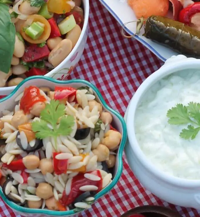 Kritharaki-Salat aus griechischen Nudeln