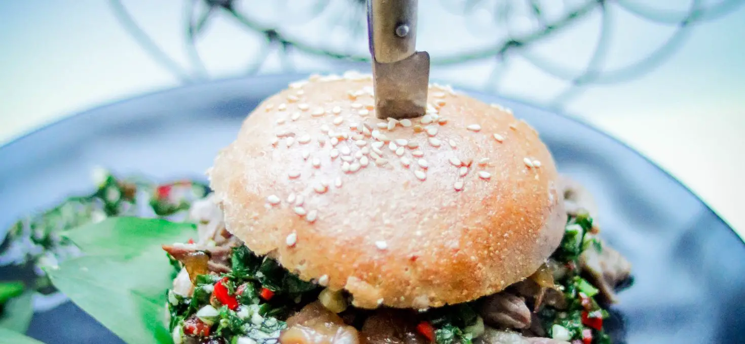 Pulled Lamb Burger mit Bärlauch-Chimichurri