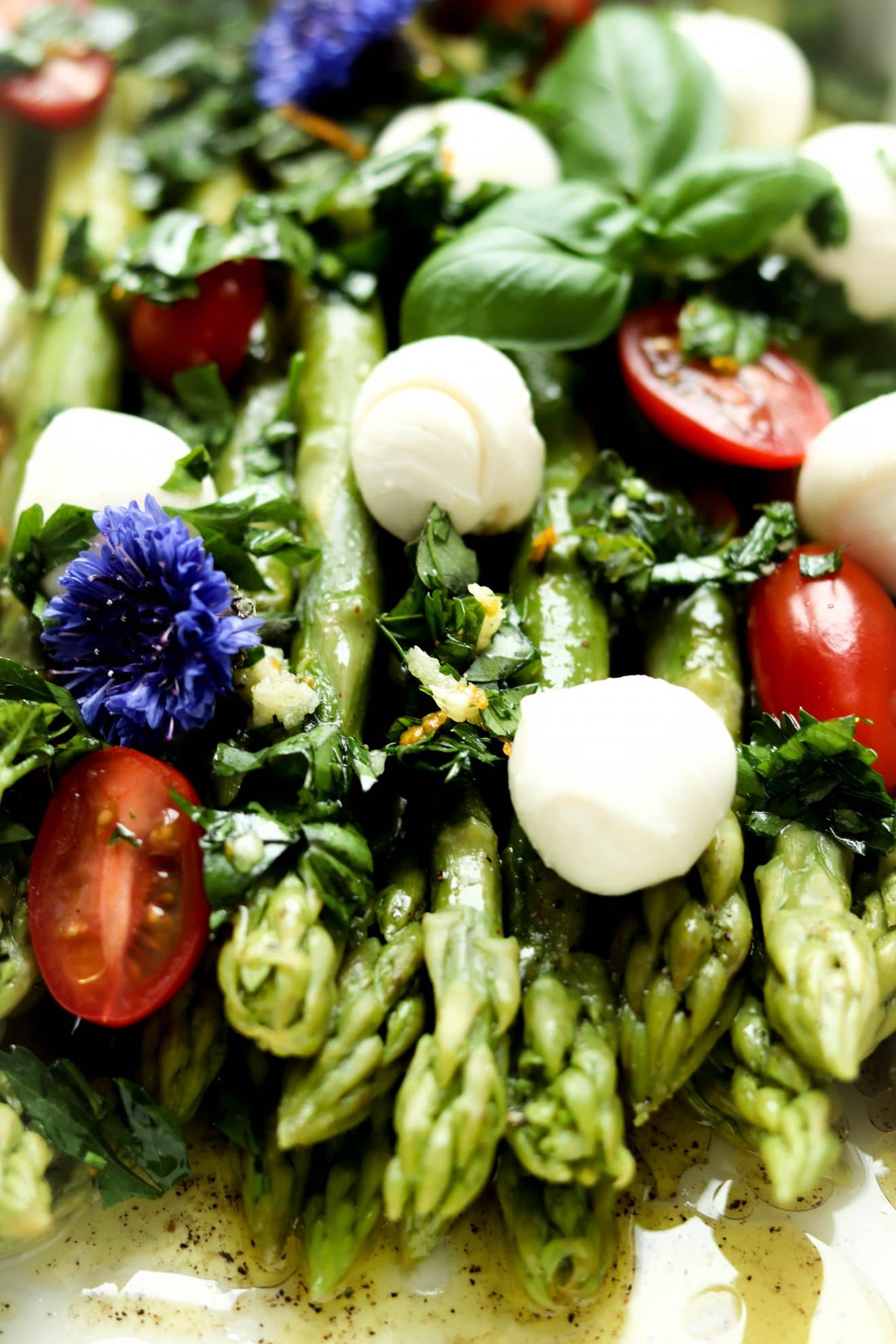 Grüner Spargel Caprese mit Orangen-Gremolata - Mein wunderbares Chaos