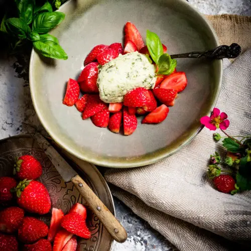 Basilikummousse mit Erdbeeren - Mein wunderbares Chaos