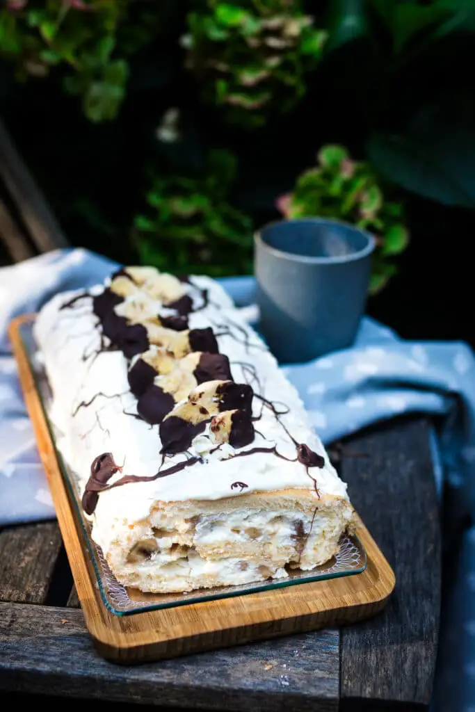 Banoffee Biskuitrolle mit Banane, Sahne und Karamell