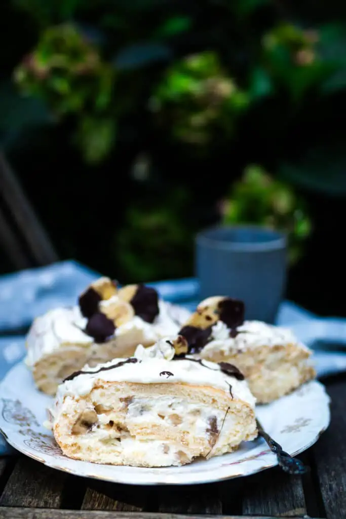 Banoffee Biskuitrolle mit Banane, Sahne und Karamell