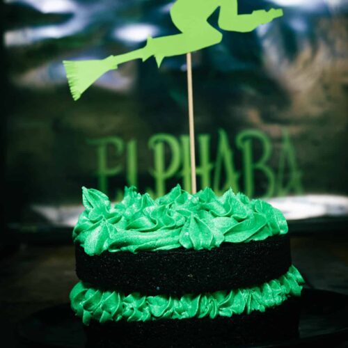 Halloween Törtchen mit schwarzem Teig und grüner Buttercreme inspiriert von Wicked